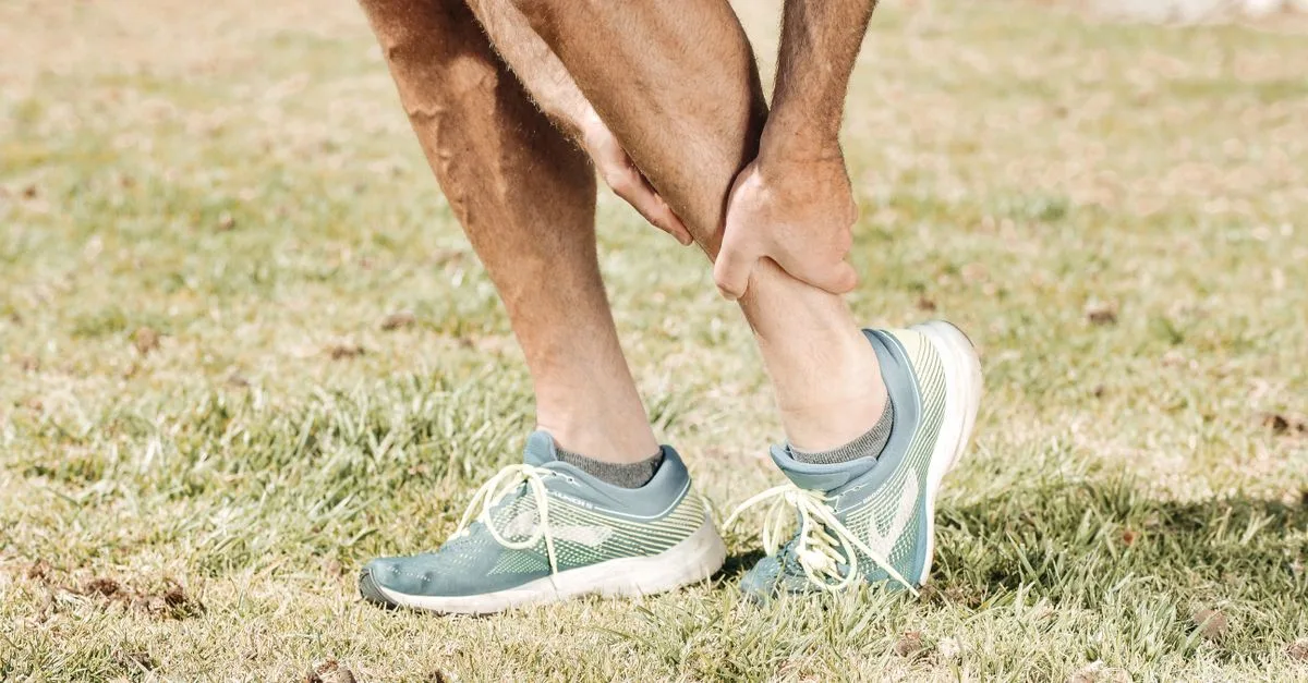 découvrez les causes, symptômes et traitements efficaces pour soulager la douleur au talon et retrouver votre confort de marche.