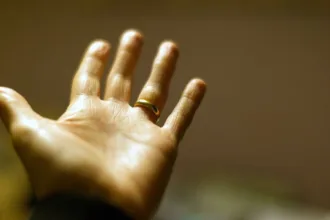 découvrez l'art de la chiromancie, l'interprétation des lignes de la main pour révéler votre avenir, votre personnalité et vos talents cachés.