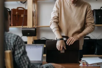 découvrez les critères essentiels pour évaluer la qualité d'un sac : matériaux, fabrication, durabilité et design pour choisir le meilleur accessoire.