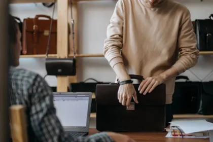 découvrez les critères essentiels pour évaluer la qualité d'un sac : matériaux, fabrication, durabilité et design pour choisir le meilleur accessoire.