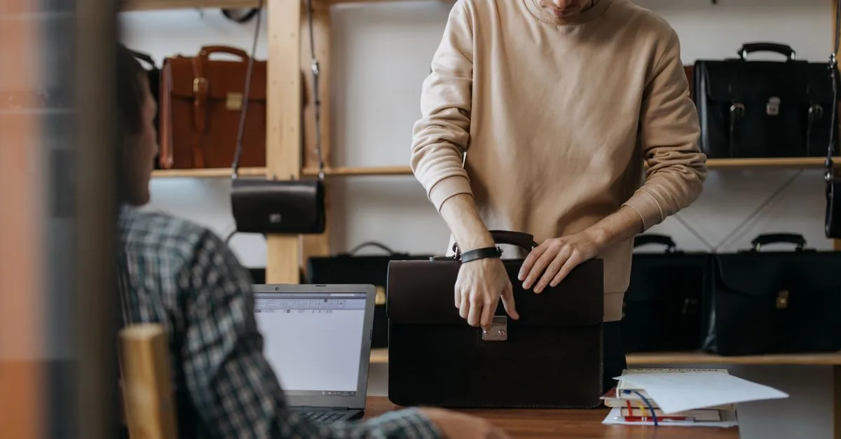 découvrez les critères essentiels pour évaluer la qualité d'un sac : matériaux, fabrication, durabilité et design pour choisir le meilleur accessoire.