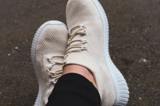 découvrez comment nettoyer vos baskets en mesh sans les déformer grâce à nos astuces simples et efficaces pour préserver leur forme et leur qualité.