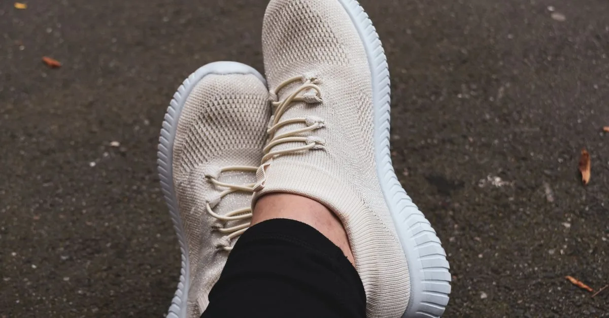 découvrez comment nettoyer vos baskets en mesh sans les déformer grâce à nos astuces simples et efficaces pour préserver leur forme et leur qualité.
