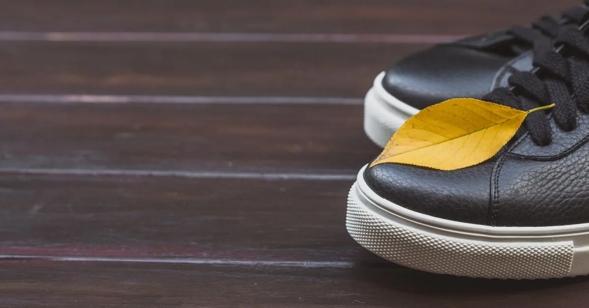découvrez pourquoi les chaussures en cuir synthétique se craquellent et comment prolonger leur durée de vie avec nos conseils d'entretien pratiques.