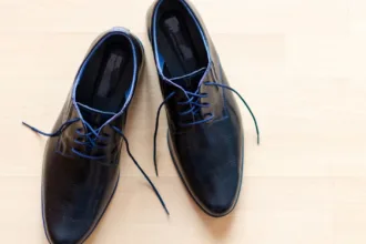 découvrez les causes et solutions pour éviter que vos chaussures en cuir synthétique ne se fissurent et ne s'abîment prématurément.