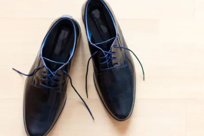 découvrez les causes et solutions pour éviter que vos chaussures en cuir synthétique ne se fissurent et ne s'abîment prématurément.