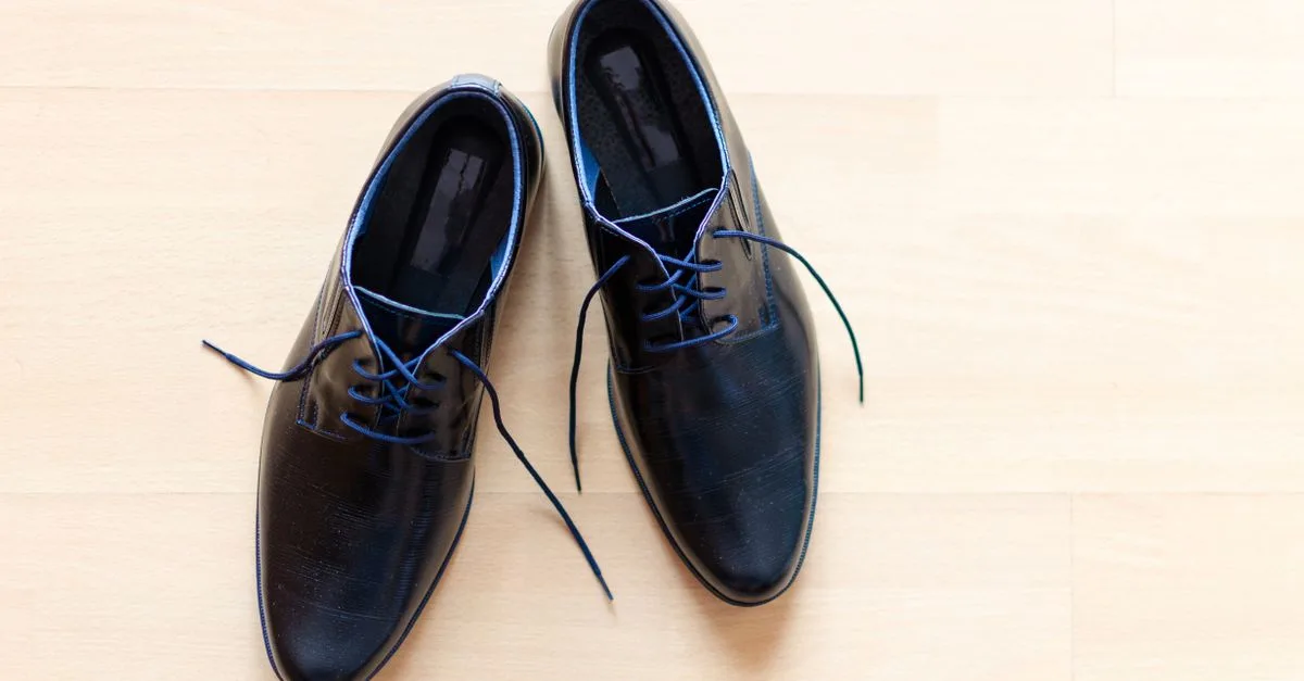 découvrez les causes et solutions pour éviter que vos chaussures en cuir synthétique ne se fissurent et ne s'abîment prématurément.
