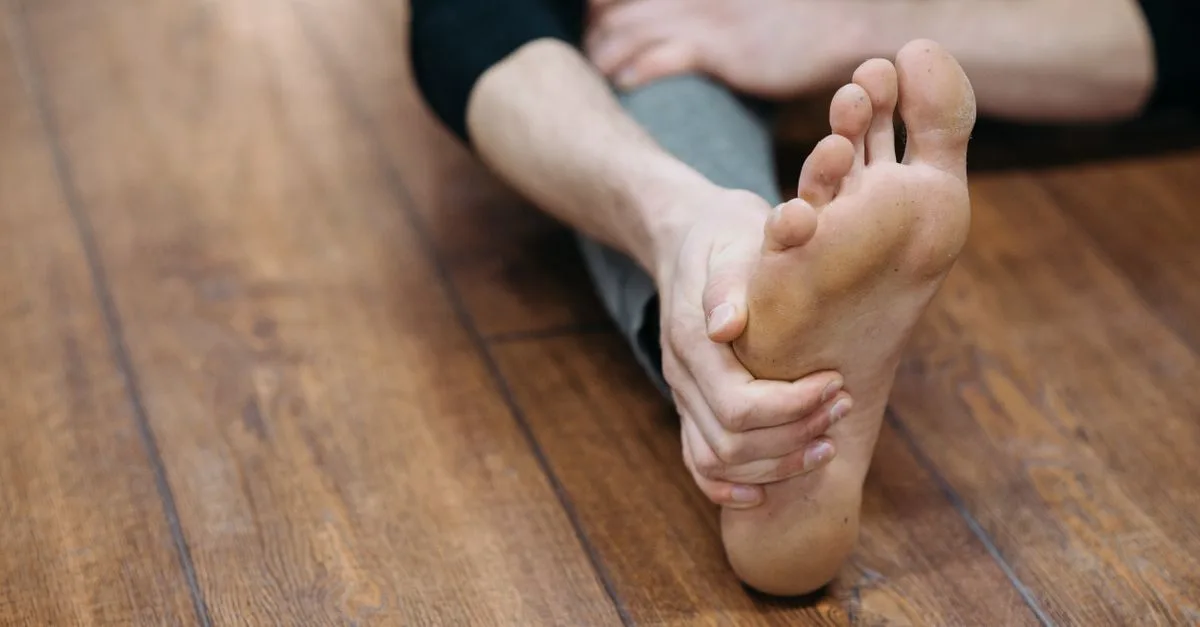 découvrez les causes courantes du gonflement du pied, les symptômes associés et les traitements efficaces pour soulager l'enflure et améliorer votre confort.