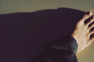 découvrez les causes, symptômes et traitements efficaces du gonflement du pied pour soulager rapidement l'enflure et retrouver votre confort.