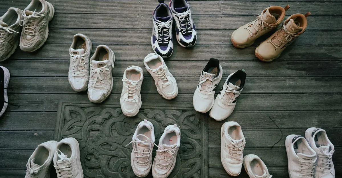 découvrez comment éliminer efficacement les mauvaises odeurs de sueur des baskets pour femmes et garder vos chaussures fraîches toute la journée.