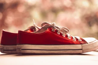 découvrez comment éliminer efficacement les odeurs de sueur des baskets pour femmes et garder vos chaussures fraîches toute la journée.