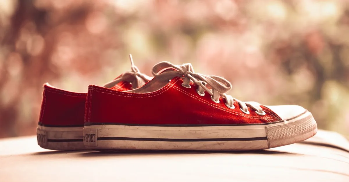 découvrez comment éliminer efficacement les odeurs de sueur des baskets pour femmes et garder vos chaussures fraîches toute la journée.
