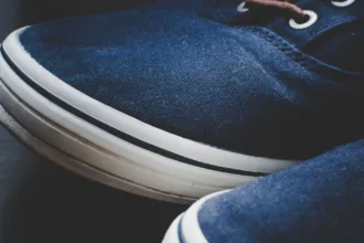 découvrez comment éliminer efficacement les mauvaises odeurs de chaussures grâce à nos conseils pratiques et astuces simples pour garder vos chaussures fraîches toute la journée.