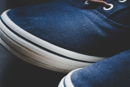 découvrez comment éliminer efficacement les mauvaises odeurs de chaussures grâce à nos conseils pratiques et astuces simples pour garder vos chaussures fraîches toute la journée.