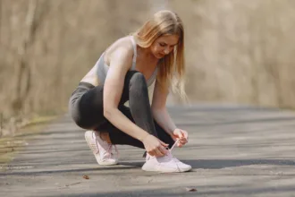 découvrez nos baskets pour femmes qui affinant visuellement les jambes, alliant style et confort pour un look élégant au quotidien.