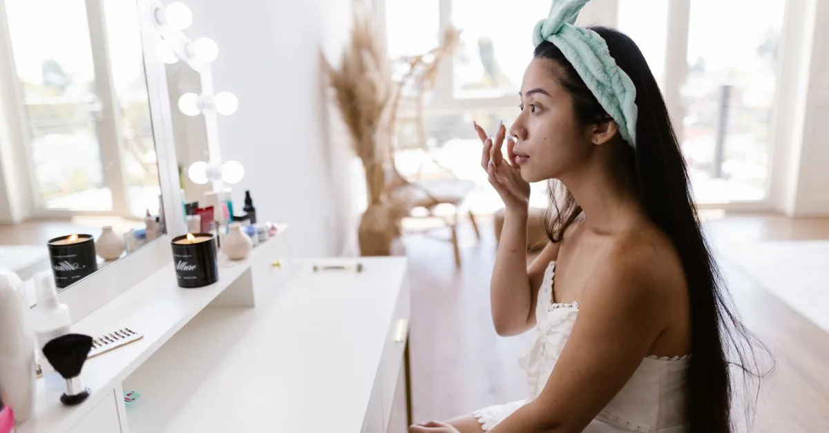 découvrez une routine quotidienne alliant maquillage et soins de la peau pour une beauté naturelle et éclatante au quotidien.