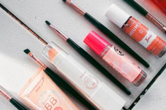 découvrez une routine quotidienne de maquillage et de soins de la peau pour un teint éclatant et une peau parfaitement protégée toute la journée.
