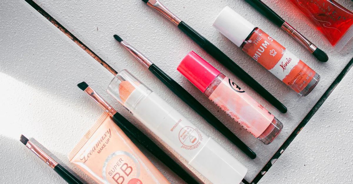 découvrez une routine quotidienne de maquillage et de soins de la peau pour un teint éclatant et une peau parfaitement protégée toute la journée.