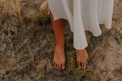 découvrez des solutions efficaces pour soigner les pieds secs et retrouver une peau douce et hydratée au quotidien.