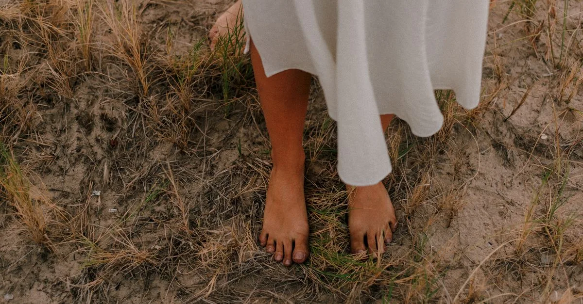 découvrez des solutions efficaces pour soigner les pieds secs et retrouver une peau douce et hydratée au quotidien.