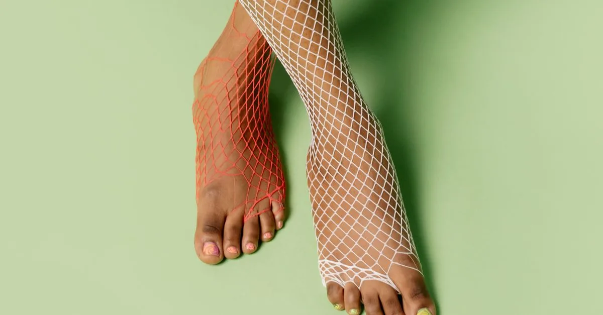 découvrez les causes, symptômes et traitements des dommages aux ongles des pieds pour prendre soin efficacement de votre santé podologique.