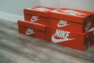 découvrez nike identification, le service personnalisé de nike pour créer des chaussures uniques à votre image. exprimez votre style avec des designs sur mesure et des options de customisation exclusives.
