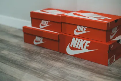 découvrez nike identification, le service personnalisé de nike pour créer des chaussures uniques à votre image. exprimez votre style avec des designs sur mesure et des options de customisation exclusives.