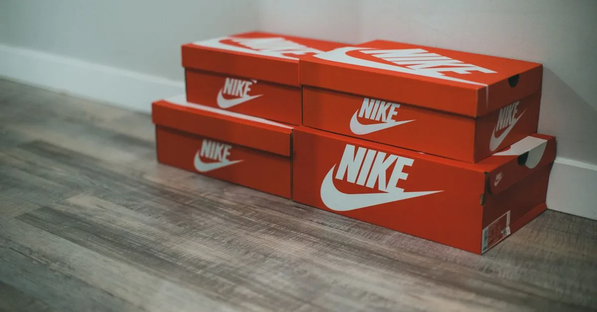 découvrez nike identification, le service personnalisé de nike pour créer des chaussures uniques à votre image. exprimez votre style avec des designs sur mesure et des options de customisation exclusives.