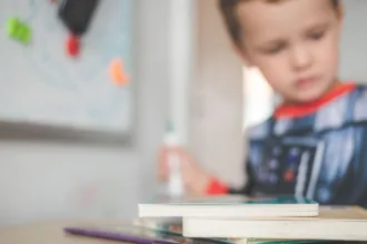 découvrez les bases de l'alphabétisation précoce pour favoriser le développement du langage et la réussite scolaire dès le plus jeune âge.