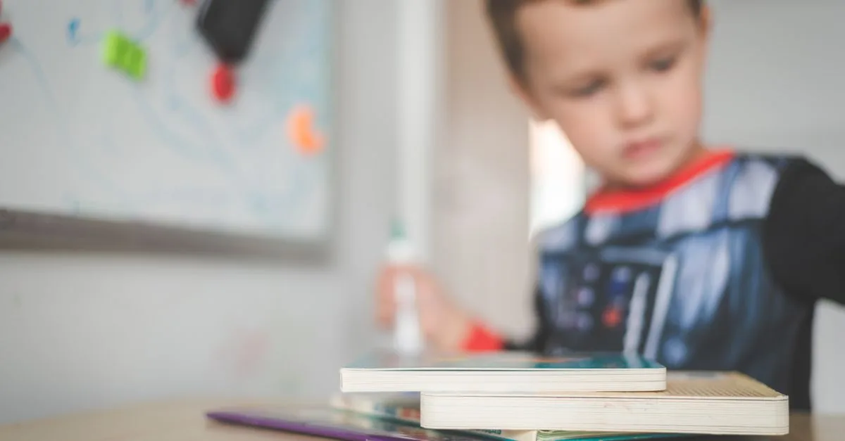 découvrez les bases de l'alphabétisation précoce pour favoriser le développement du langage et la réussite scolaire dès le plus jeune âge.